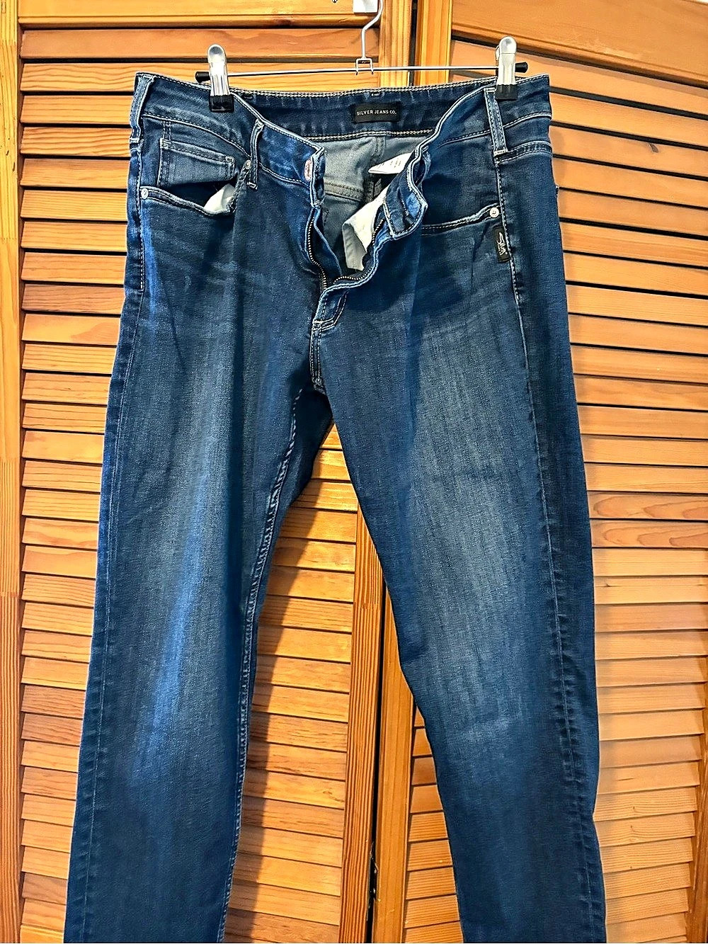 Silver Jeans Co. Suki Mid Rise Slim Bootcut Jeans. Women's Skinny Jeans in Blue